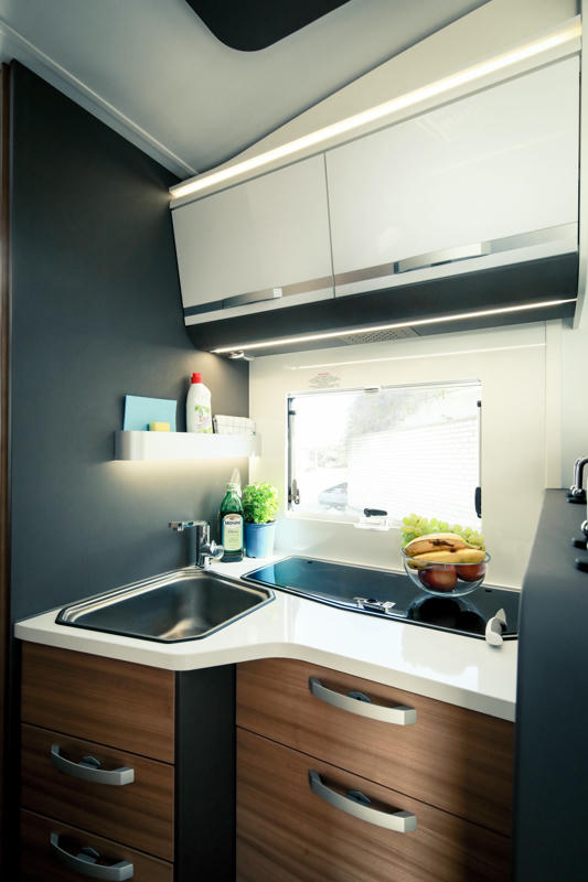 Anywhere Campers, Adria Matrix M670SL, 4-Bett Premium Wohnmobil, Küche
